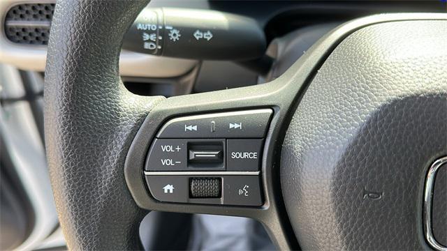 Photo of 2025 Platinum White Pearl Honda HR-V