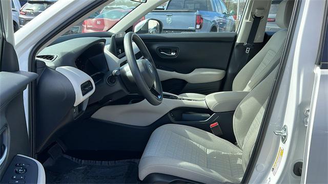 Photo of 2025 Platinum White Pearl Honda HR-V