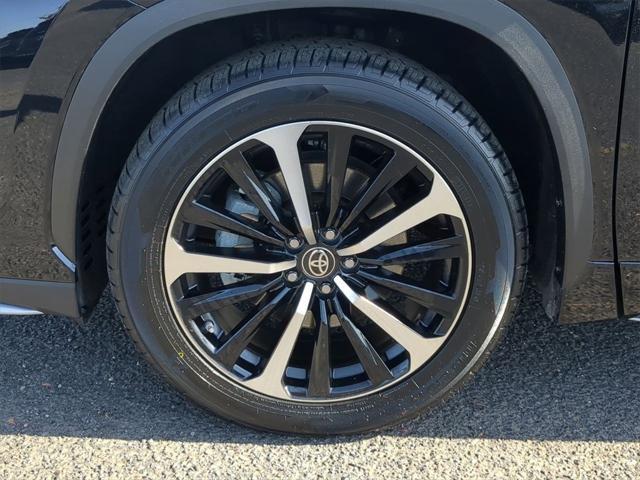 Photo of 2022 Midnight Black Metallic Toyota Highlander