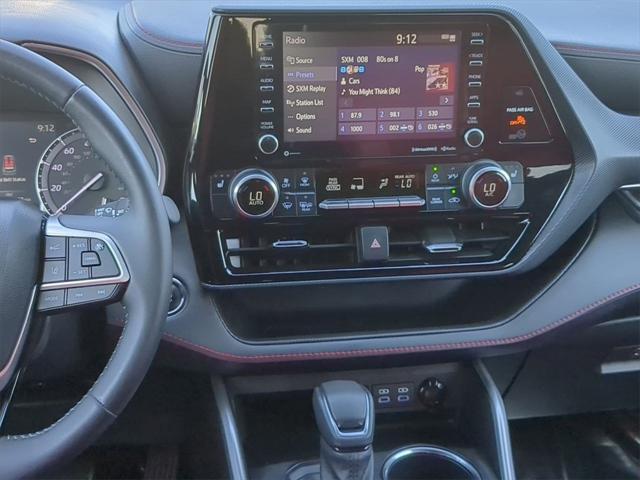Photo of 2022 Midnight Black Metallic Toyota Highlander