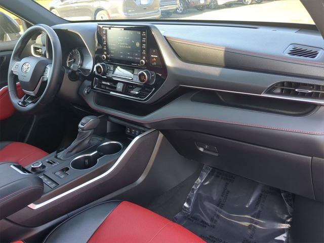 Photo of 2022 Midnight Black Metallic Toyota Highlander