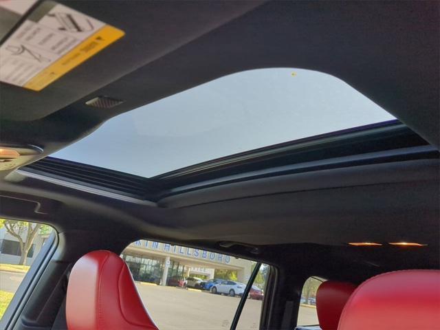 Photo of 2022 Midnight Black Metallic Toyota Highlander