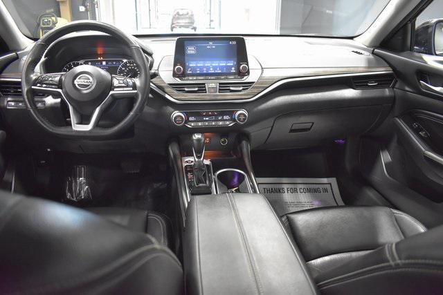 Photo of 2022 Super Black Clearcoat Nissan Altima