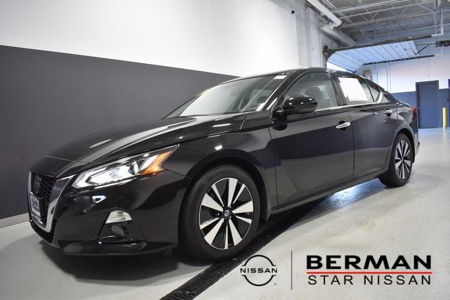 Photo of 2022 Super Black Clearcoat Nissan Altima