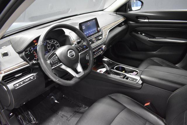 Photo of 2022 Super Black Clearcoat Nissan Altima