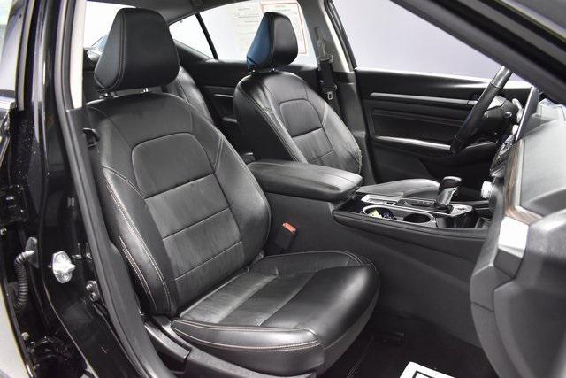 Photo of 2022 Super Black Clearcoat Nissan Altima