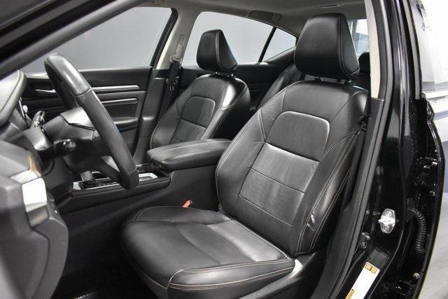 Photo of 2022 Super Black Clearcoat Nissan Altima