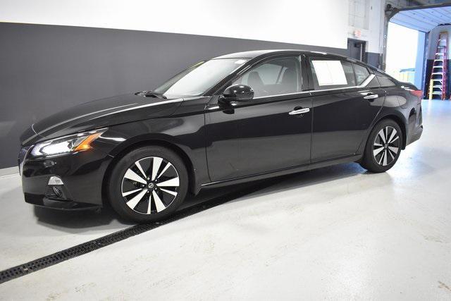 Photo of 2022 Super Black Clearcoat Nissan Altima