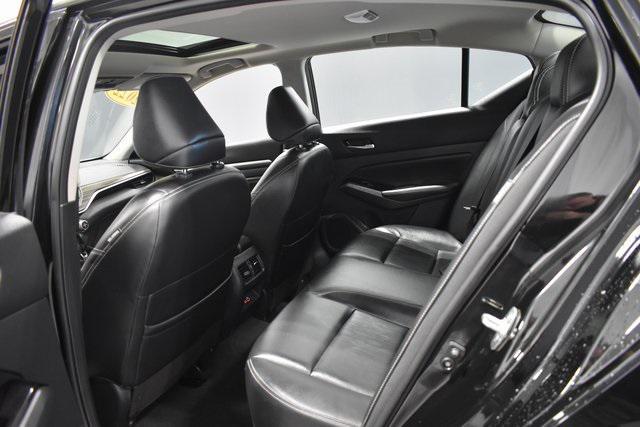 Photo of 2022 Super Black Clearcoat Nissan Altima