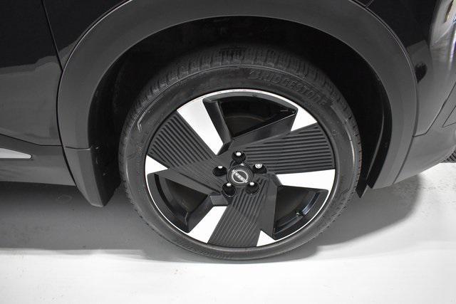 Photo of 2025 Super Black Nissan Kicks