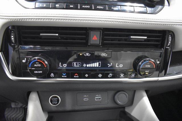 Photo of 2023 Pearl White Tricoat Nissan Rogue