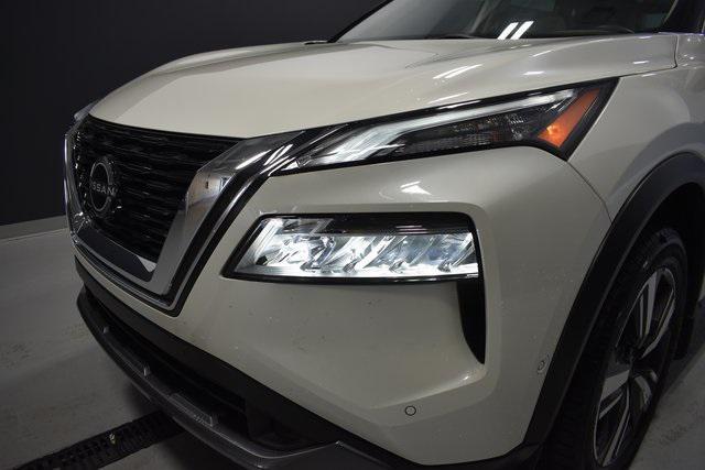 Photo of 2023 Pearl White Tricoat Nissan Rogue