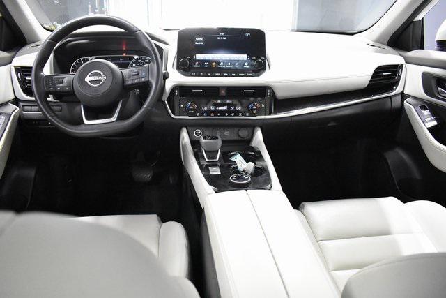 Photo of 2023 Pearl White Tricoat Nissan Rogue