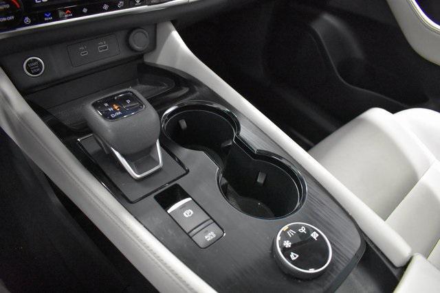 Photo of 2023 Pearl White Tricoat Nissan Rogue