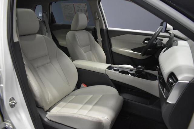 Photo of 2023 Pearl White Tricoat Nissan Rogue