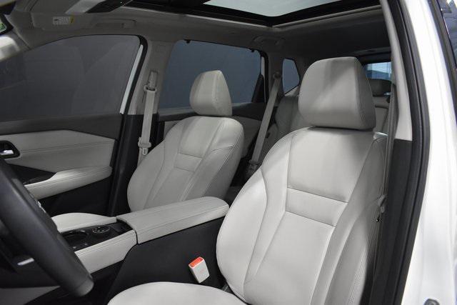 Photo of 2023 Pearl White Tricoat Nissan Rogue