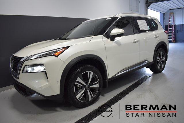 Photo of 2023 Pearl White Tricoat Nissan Rogue
