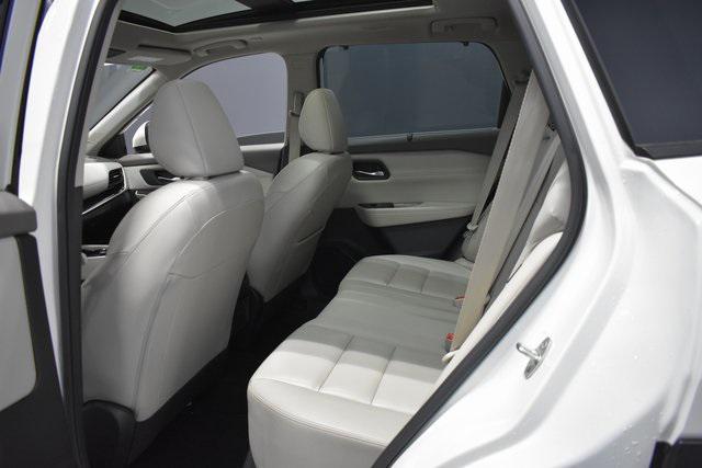 Photo of 2023 Pearl White Tricoat Nissan Rogue