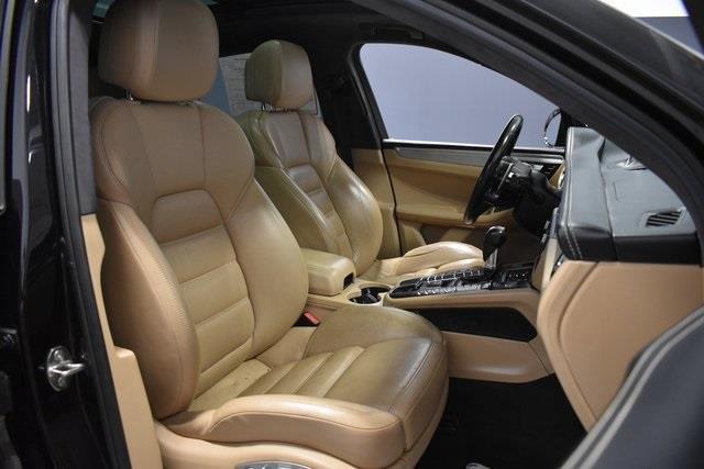 Photo of 2020 Jet Black Metallic Porsche Macan