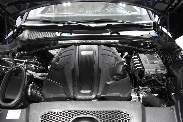 Photo of 2020 Jet Black Metallic Porsche Macan