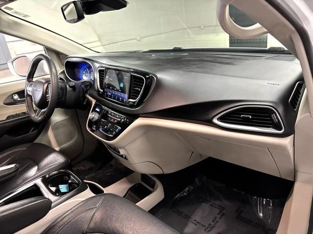 Photo of 2022 Bright White Clearcoat Chrysler Pacifica