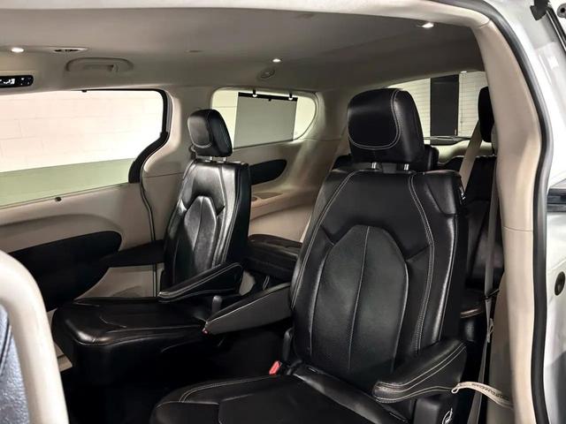 Photo of 2022 Bright White Clearcoat Chrysler Pacifica