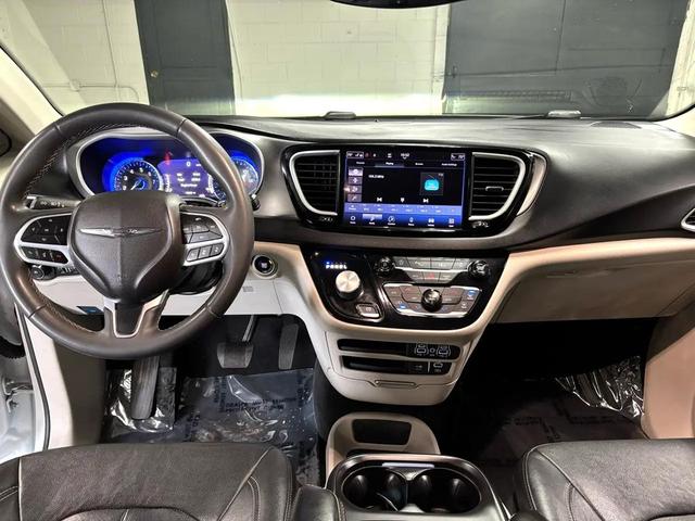 Photo of 2022 Bright White Clearcoat Chrysler Pacifica