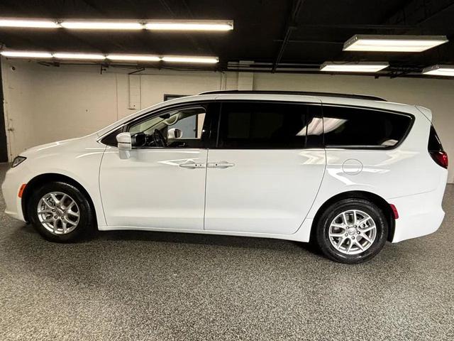 Photo of 2022 Bright White Clearcoat Chrysler Pacifica