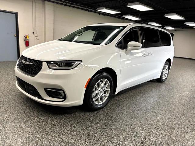 Photo of 2022 Bright White Clearcoat Chrysler Pacifica