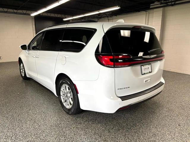 Photo of 2022 Bright White Clearcoat Chrysler Pacifica