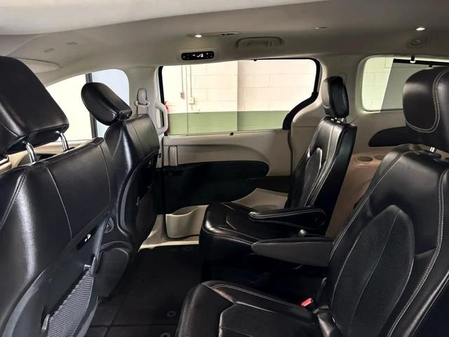 Photo of 2022 Bright White Clearcoat Chrysler Pacifica
