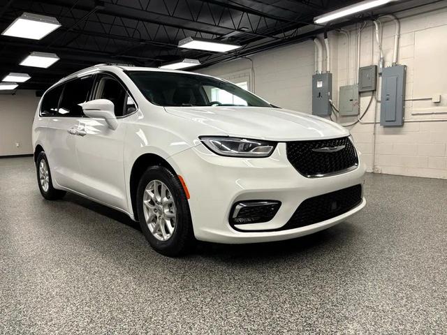 Photo of 2022 Bright White Clearcoat Chrysler Pacifica
