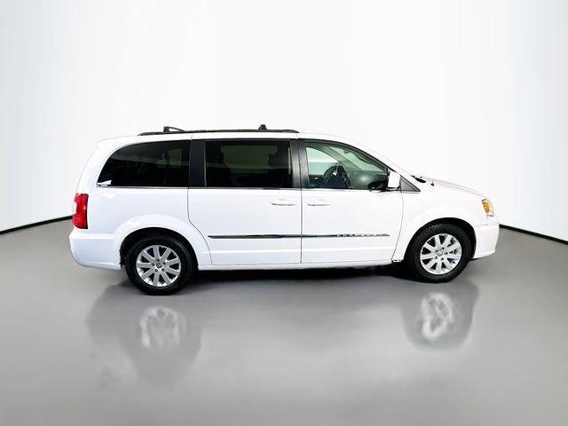 Photo of 2014 Bright White Clearcoat Chrysler Town & Country