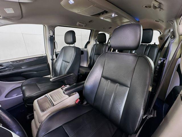 Photo of 2014 Bright White Clearcoat Chrysler Town & Country