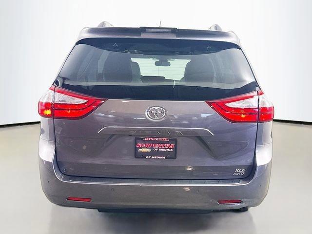 Photo of 2018 Predawn Gray Mica Toyota Sienna