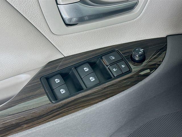 Photo of 2018 Predawn Gray Mica Toyota Sienna