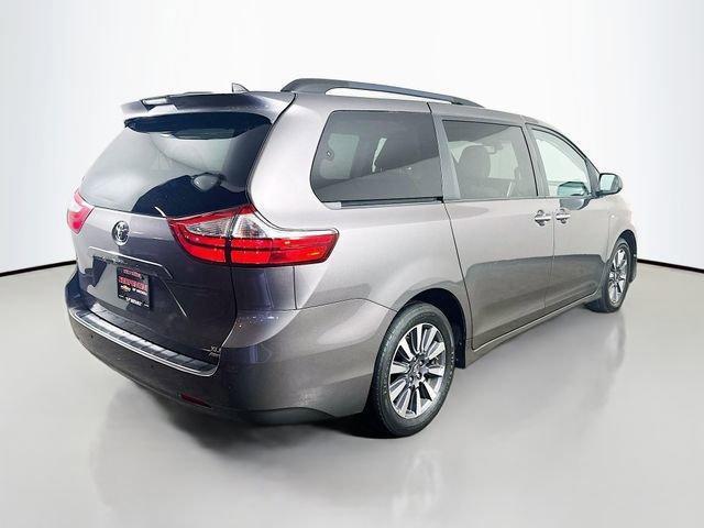 Photo of 2018 Predawn Gray Mica Toyota Sienna