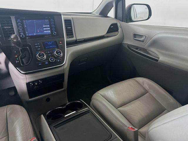Photo of 2018 Predawn Gray Mica Toyota Sienna