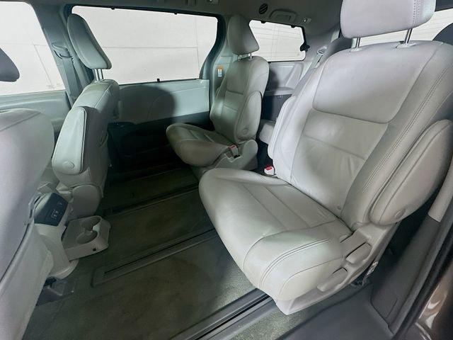 Photo of 2018 Predawn Gray Mica Toyota Sienna
