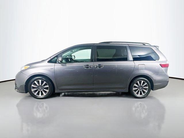 Photo of 2018 Predawn Gray Mica Toyota Sienna
