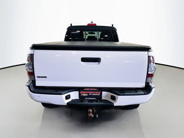 Photo of 2015 Super White Toyota Tacoma