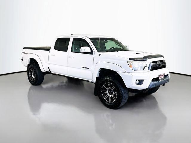 Photo of 2015 Super White Toyota Tacoma