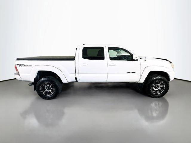 Photo of 2015 Super White Toyota Tacoma