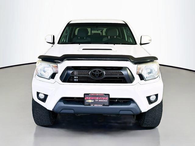 Photo of 2015 Super White Toyota Tacoma