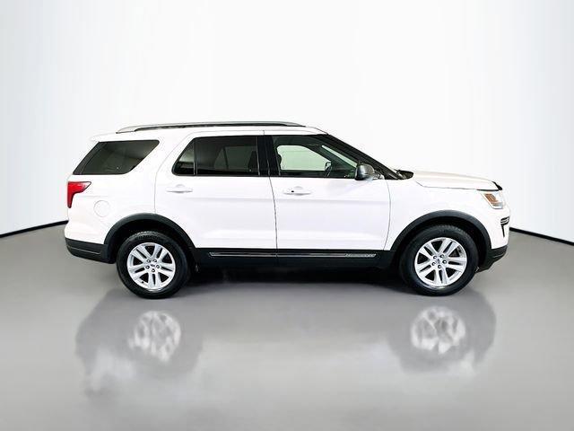 Photo of 2018 White Platinum Tri-Coat Metallic Ford Explorer