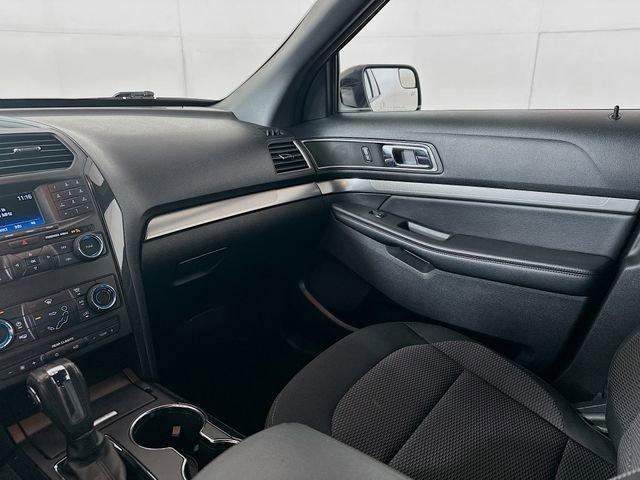 Photo of 2018 White Platinum Tri-Coat Metallic Ford Explorer