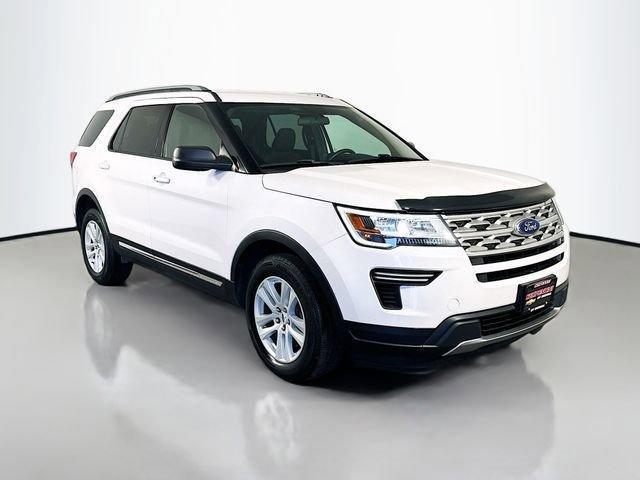 Photo of 2018 White Platinum Tri-Coat Metallic Ford Explorer