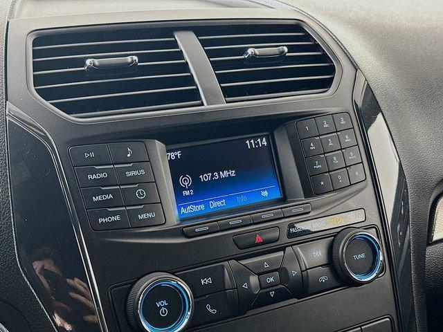 Photo of 2018 White Platinum Tri-Coat Metallic Ford Explorer