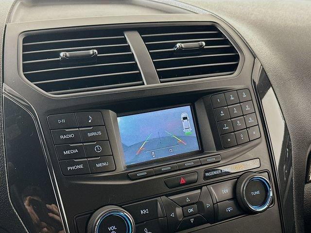 Photo of 2018 White Platinum Tri-Coat Metallic Ford Explorer
