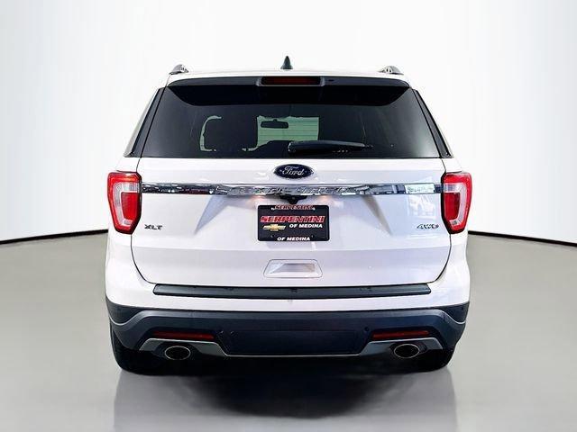 Photo of 2018 White Platinum Tri-Coat Metallic Ford Explorer